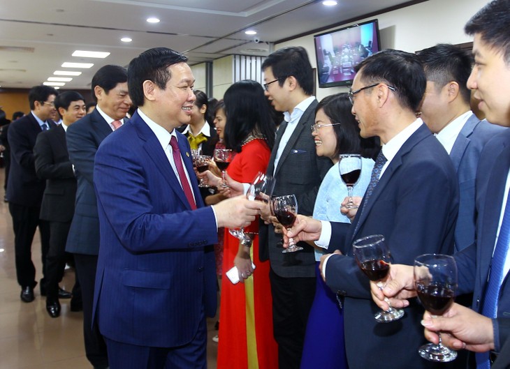 Вице-премьер Выонг Динь Хюэ поздравил с Новым годом АКБ «VietcomBank» - ảnh 1